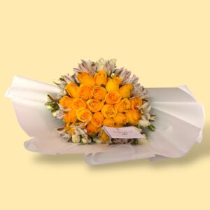 24 rosas amarillas con astromelia y mini rosas